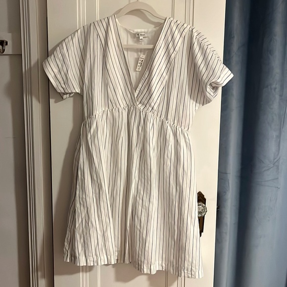 Linen-Blend V-Neck Dolman-Sleeve Mini Dress in Stripe - Picture 2 of 3